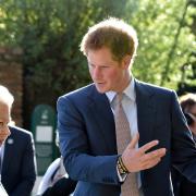 Harry abbandona la nonna Regina e vola da Meghan
