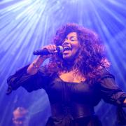 Se Chaka Khan registra una nuova, potente versione di I'm Every Woman