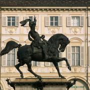 Svelato il mistero dietro la scritta in piazza San Carlo a Torino