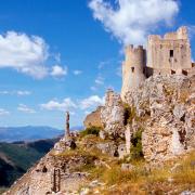 Rocca Calascio. In un borgo abbandonato, il castello più alto d'Italia  set de Il Nome della Rosa