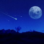 Spettacolo di fine agosto in cielo: Luna in congiunzione con Giove e Saturno sotto una pioggia di stelle cadenti