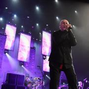 Peter Gabriel canta Biko sulle meravigliose immagini dei droni che si librano nel cielo: il video