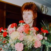 David Bowie, la storia di Oh! You Pretty Things e quelle foto eccezionali