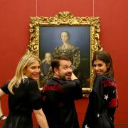 Voglia di parrucchiere,  assembramenti tabù, gite fuori porta: i video  irresistibili degli Uffizi