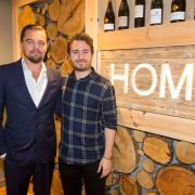 DiCaprio è strano, Gyllenhaal terribile: ecco le celebrità al ristorante