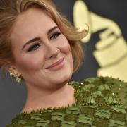 Adele canta a sorpresa al matrimonio della sua migliore amica!