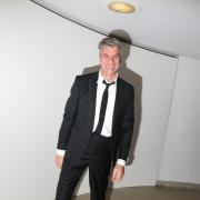 Cattelan da record: la sua Crocifissione battuta all'asta per quasi due milioni di euro!