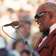 Il 10 giugno 2004 Ray Charles ci lasciava: ecco 5 canzoni che lo hanno consegnato alla storia della musica
