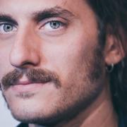 Luca Marinelli: chi è l'attore premiato alla Mostra del Cinema di Venezia