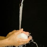 Coronavirus:  l'accorgimento perfetto per lavare accuratamente le mani