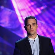 Robbie Williams mette all'asta i suoi Banksy: l'irresistibile video