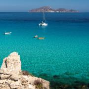Biglietti aerei, tour o soggiorni gratuiti: ecco le città che pagano la vacanza ai visitatori