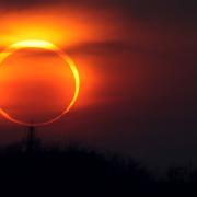 Arriva una spettacolare eclissi anulare di Sole. Ecco come ammirarla