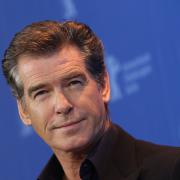 Pierce Brosnan, quell'incredibile torta di compleanno e... Danny DeVito