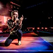 Cesare Cremonini che canta Sei bellissima dal golfo di Napoli è pura magia