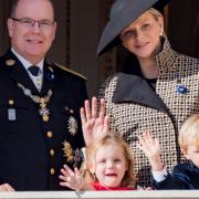 I gemellini Jacques e Gabriella di Monaco rubano la scena a mamma e papà... e sono bellissimi
