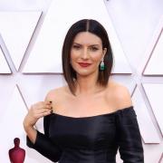 Laura Pausini non vince l'Oscar. Ma si consola con un hamburger