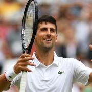 Novak Djokovic  dà una lezione di tennis ai bambini in strada