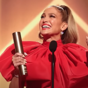 Jennifer Lopez infiamma i cuori con il suo meraviglioso discorso