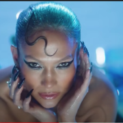 Jennifer Lopez con le ali e la tiara firma il video più bello del 2021