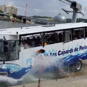L'incredibile bus anfibio che si tuffa nelle acque di Parigi