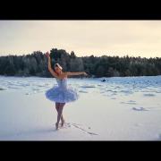 Danza sul ghiaccio per salvare i cigni: la meravigliosa esibizione della ballerina russa