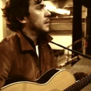 Jack Savoretti presenta il suo album Singing To Strangers