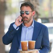 Ben Affleck serve ciambelle in un fast food: ma perché?