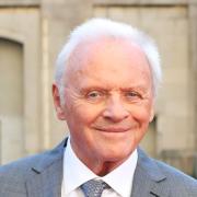 Anthony Hopkins irresistibile mentre canta in italiano