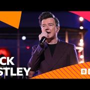 Rick Astley esegue Shape Of You di Ed Sheeran