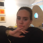 Adele canta da casa la canzone che non eseguirà mai dal vivo. Ecco perché
 