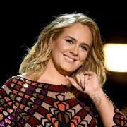 Adele si commuove incontrando la sua insegnante: il video