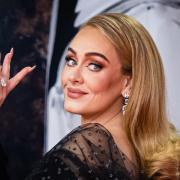 Adele trionfa ai Brit Award. Con splendidi abiti made in Italy: le foto