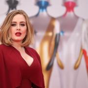 Adele stupisce tutti... è sempre più in forma con i capelli lunghissimi 