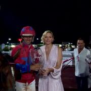 La Principessa Charlene affascinante all’Ippodromo di Cagnes-sur-Mer
