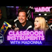 Madonna, Adele, Ed Sheeran, Mariah Carey suonano con gli strumenti dei bambini: i video più divertenti