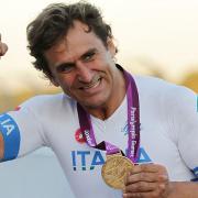 Alex Zanardi, segni di ripresa: fa ok con il pollice e guarda la moglie

