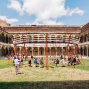 Amazon al Fuori Salone 2023 con "SWING": un'altalena circolare per celebrare la biodiversità e il tempo libero