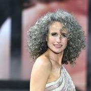 Andie McDowell sfila a Parigi fiera dei suoi bellissimi capelli grigi