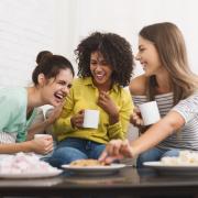 Uscire con le amiche fa bene e ci sono almeno 5 ragioni per farlo