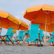 Vacanze in spiaggia, ma come? Tra test, prenotazioni, soccorso dei bagnini e disinfezioni dei granelli di sabbia