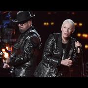  Gli Eurythmics si riuniscono per una memorabile esibizione live: il video