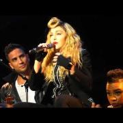 Madonna fischiata, insulta il pubblico