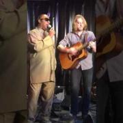 Stevie Wonder canta a sorpresa con un musicista di strada. Il video