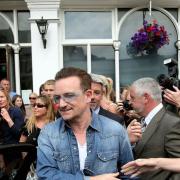 Bono suona a sorpresa in un pub di Dublino: il video