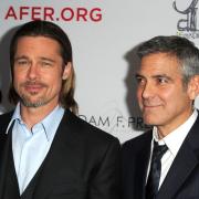 Brad Pitt e George Clooney sorpresi sul set: le foto