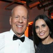 Bruce Willis balla felice con la famiglia: il video