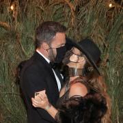Jennifer Lopez e Ben Affleck non smettono più di baciarsi. Anche con la mascherina