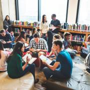 La biblioteca umana dove le persone raccontano la propria storia contro i pregiudizi