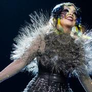 Björk regala uno show magico, accompagnata da oltre 800 droni: il video